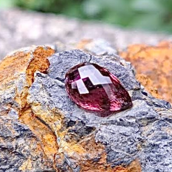 6.7 Carat Pink Tourmaline Briolette Bead, Drilled, NWT, 14mmx8mm - Picture 1 of 2